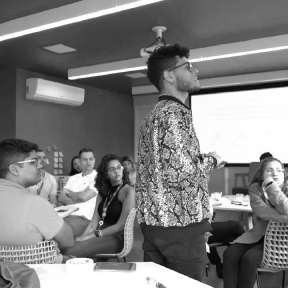 Victor haciendo una presentación